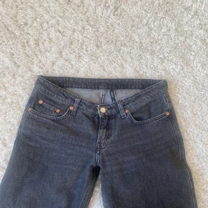 Weekday arrow low jeans - Lågmidjade jeans i strl W27 L32 från Weekday🩶 midjemått: 41cm, innerbenslängd: 79cm