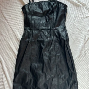 Klänning i skinn - Fint skick, använd en gång.