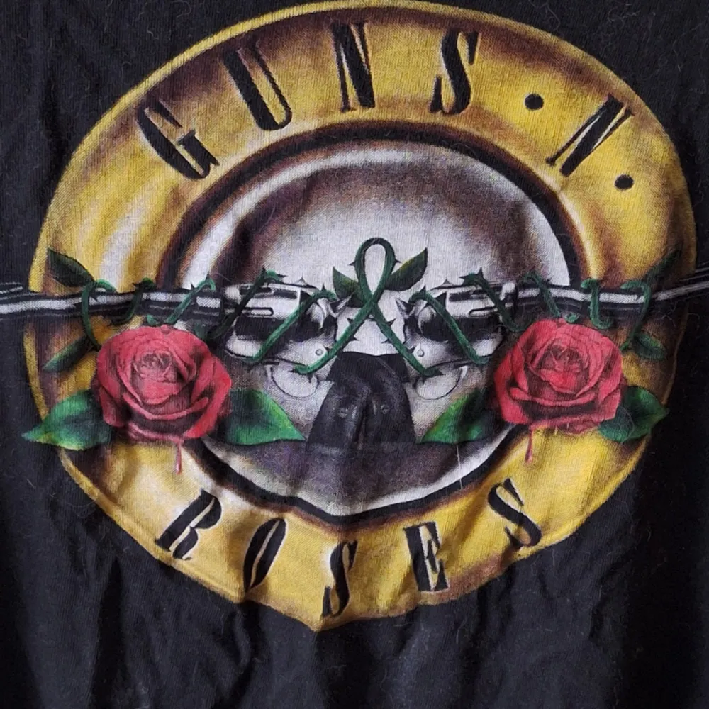 En supercool Guns n' roses t-shirt som jag har använt ungefär 2 gånger men annars i bra skick. Det finns lite katthår på men det går bort i tvätten (tvättar alltid kläder innan jag postar) ❣️. T-shirts.