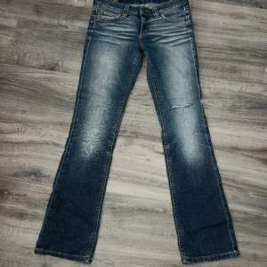 Säljer dessa lågmidjade Lee Maddox jeans då dom är för långa på mig och inte passar längre, användt skick. W28 L31   OBS Dessa är vinted finns 2 lagningar som ej är utförda av mig på baken. Skriv för att se lagning fick ej plats med bild på dom.