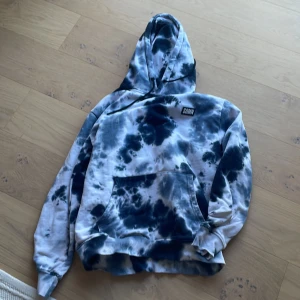 Tie dye hoodie  - Så sjukt cool tie dye hoodie i storlek m 