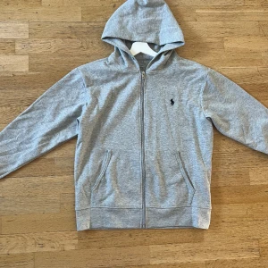 Polo Ralph Lauren Zip-up - Hej! Denna tröjan köptes 3 månader sedan i storlek S, men har växt ur den. Den köptes för 1799 och säljs för 749 då jag tänker att det är ett rimligt pris för tröjan. 🙌 Hör av er vid intresse!💫 (Kvitto finns om det önskas)