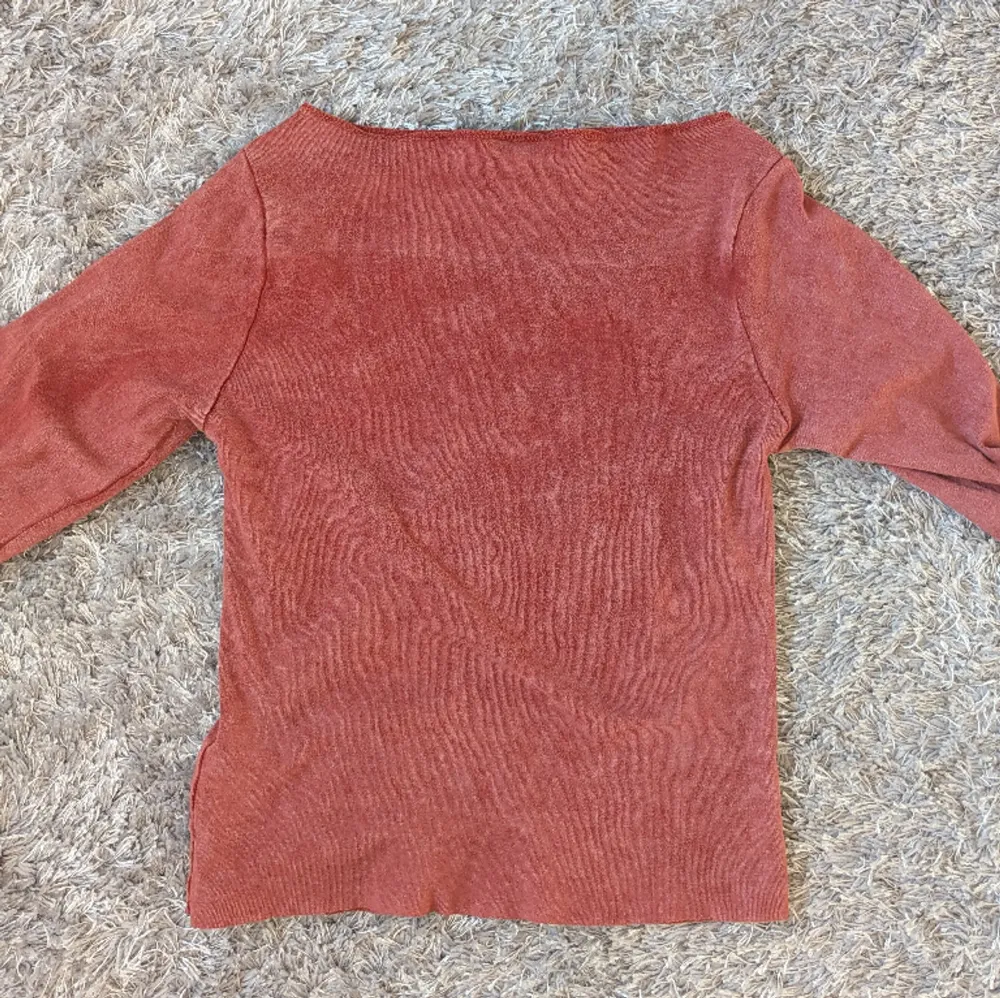 Jättecool coppar röd tunn långärmad tröja med tryck på bröstet Aldrig använd, så helt perfekt i skicket!❤️. Tröjor & Koftor.