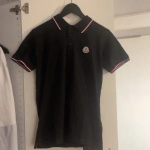 Moncler piké tröja  - Tröjan är i storlek M, tröjan är helt ny och har endast testat den, priset är inte fast så kom med ett förslag