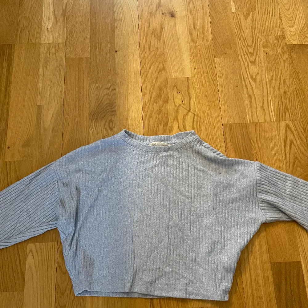 En ljusblå stickad tröja. Lite nopprig men bra skick🙂💘. Tröjor & Koftor.