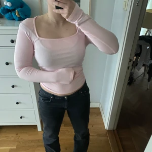 Rosa långärmad tröja - Super gullig, helt i nyskick, babyrosa tröja som är super stretchig och tight på mig som är en S-M strl i tröja. Sitter super snyggt i midjan, säljer då jag köpte fel färg. Kontakta för mer info🫶
