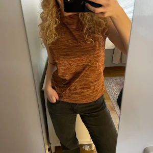 Glittrig topp - Glittrig tegel/brun färgad topp! Så himla cool till vardag som fest! Passar xs-m beroende på hur åtsittande man vill ha den :)