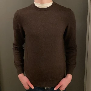 J.Lindeberg Tröja - Säljer nu denna asfeta J.Lindeberg Tröjan i ett perfekt skick i 100% Merinoull. Storleken är M och skulle passa bra som S med.  Nypris 1300kr❌ säljer nu för endast 399kr✅Hör av dig vid minsta lilla fundering 😄