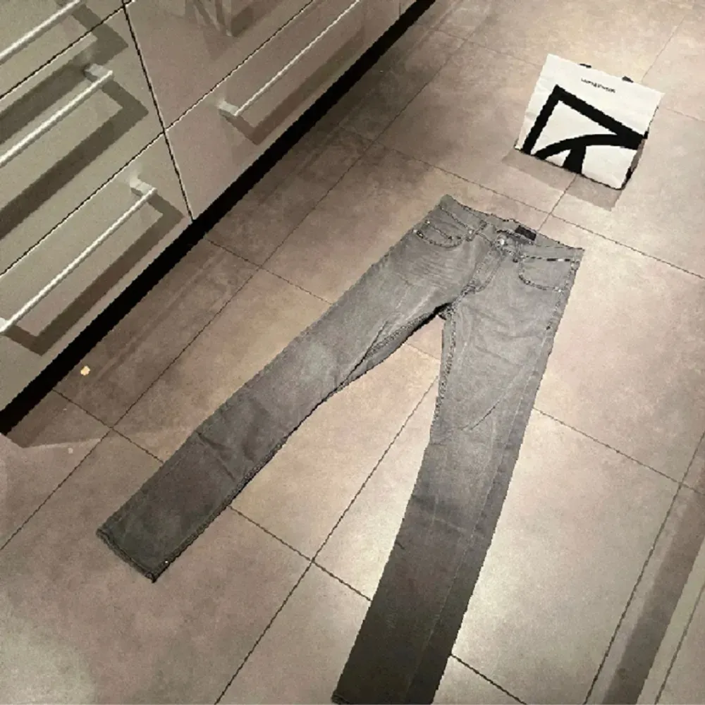 Säljer dessa jeans från Tiger of Sweden i storlek 31/34. De köptes på nk och är i väldigt bra skick. Bara att skriva vid funderingar.. Jeans & Byxor.