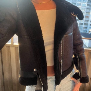 Läder jacka  - Säljer nu min älskade läderjacka som tyvärr blivit för liten. Perfekta jackan nu mot våren!  ❤️ 