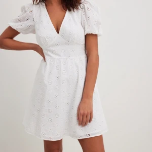 Vit klänning - Superfin klänning från NA-KD som aldrig är använd och i nyskick💕Lapparna kvar på, billigare vid snabb affär❤️‍🔥