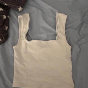Vit topp - Säljer en jätte söt vit topp från Gina eftersom att den inte passar mig så bra längre. Toppen är i storlek S och har kommit till användning några gånger sommaren 2022