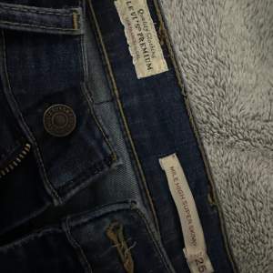 Säljer ett par mörkblå Levis jeans i midwest. Passar mig perfekt i längden som är 176. Köpta på Carlings för 1100, i bra skick! 
