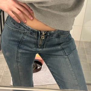 Så snygga jeans  - Så snygga lågmidjade jeans som jag köpte second hand, men tyvärr liteee för korta på mig som är 166 cm lång. Priset går att diskutera vid snabbt köp!