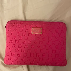 Marc Jacobs datorfodral  - Rekommenderar 