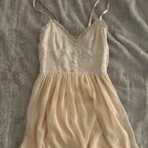 Superfin sommarklänning  - Säljer denna söta sommarklänning med spets upptill! Inga defekter och använd sparsamt