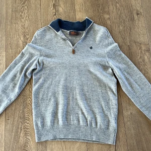 Morris half zip - Storlek L, men sitter som en tightare S, väldigt bra skick