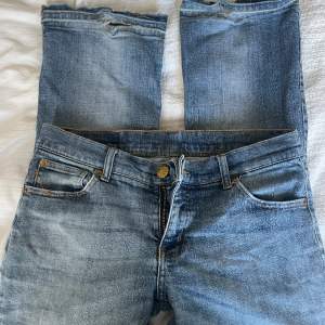 Midwaist jeans med slits på knäet, lite slitna längst ner! 💘