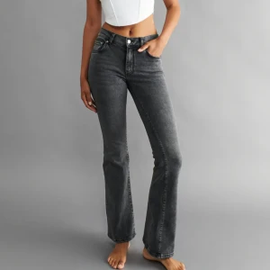 Low waist bootcut Jeans - Lågmidjade gråa jeans från Gina tricot, stl 36. Använda ett fåtal gånger 💖