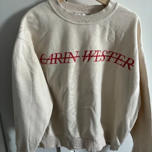 Carin wester sweatshirt  - Förutom en liten färgfläck är tröjan i mycket gott skick! Meddela mig om du vill ha flera bilder på tröjan☺️