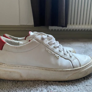 Valentino skor - Säljer ett par gamla valentino skor. Beställda för många år sedan. Finns inte kvitto eller box. Bara skorna kvar. Dem är i använt skick och skulle behöva en tvätt.
