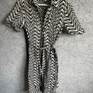 Klänning från Miss Selfridge - Söt sommarklänning från Miss Selfridges. Knälång. Offwhite/svart. Skjortklänning. Obs skrynklig på bilden