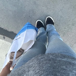 Lågmidjade jeans - Säljer mina ljusblåa lågmidjade jeans Justerbara i midjan så passar alla mellan 24-26 skulle jag säga❤️ Jag är 160 för referens  Inga defekter