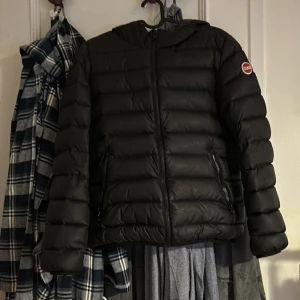 Colmar jacka  - Hej välkomna till Upresell säljer nu min Colmar jacka i väldigt bra skick den är i färgen svart. Tveka inte på att höra av angående jacka 