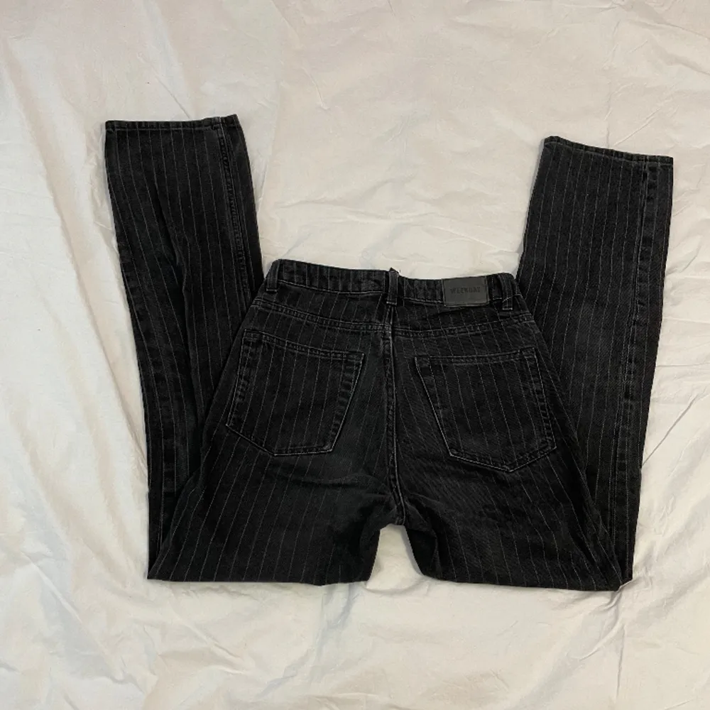 Randiga, högmidjade och raka jeans i modellen ”Voyage” från Weekday. Super snygga men tyvärr för små för mig nu :( Väl använda men bra skick 🌟 Midja: 34 cm (rakt över) Innerben: 78 cm. Farkut & Housut.