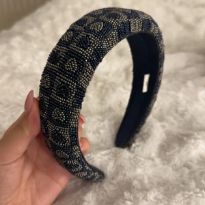 Becksöndergaard diadem marinblå  - Marinblått och grått diadem från becksöndergaard. Använd fåtal gånger, köpt för ca 499.