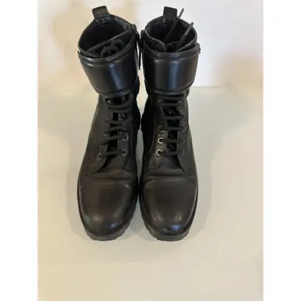 Black leather boots, lace-up with buckle Size 38 Good condition. Skor.
