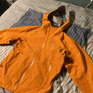 Arcteryx jacka - Säljer en Arcteryx Zeta Sl i Small, knappt använd. Jättebra skick, perfekt för trekking,skidåkning,höst och Regn. Den är vattentät och kan användas i alla fyra årstider.