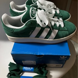 Adidas campus 00s - Säljer ett par helt nya & oanvända adidas campus 00s i färgen grön & storlek 38. Skorna är slutsålda både i butik och på nätet. Vita skosnören ingår, kvitto finns! 