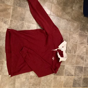 Röd långärmad tröja med krage - Storlek M och är lite för lång på mig som är 170, cool krage med skön textur på tyget, skriv vid intresse eller frågor 😝