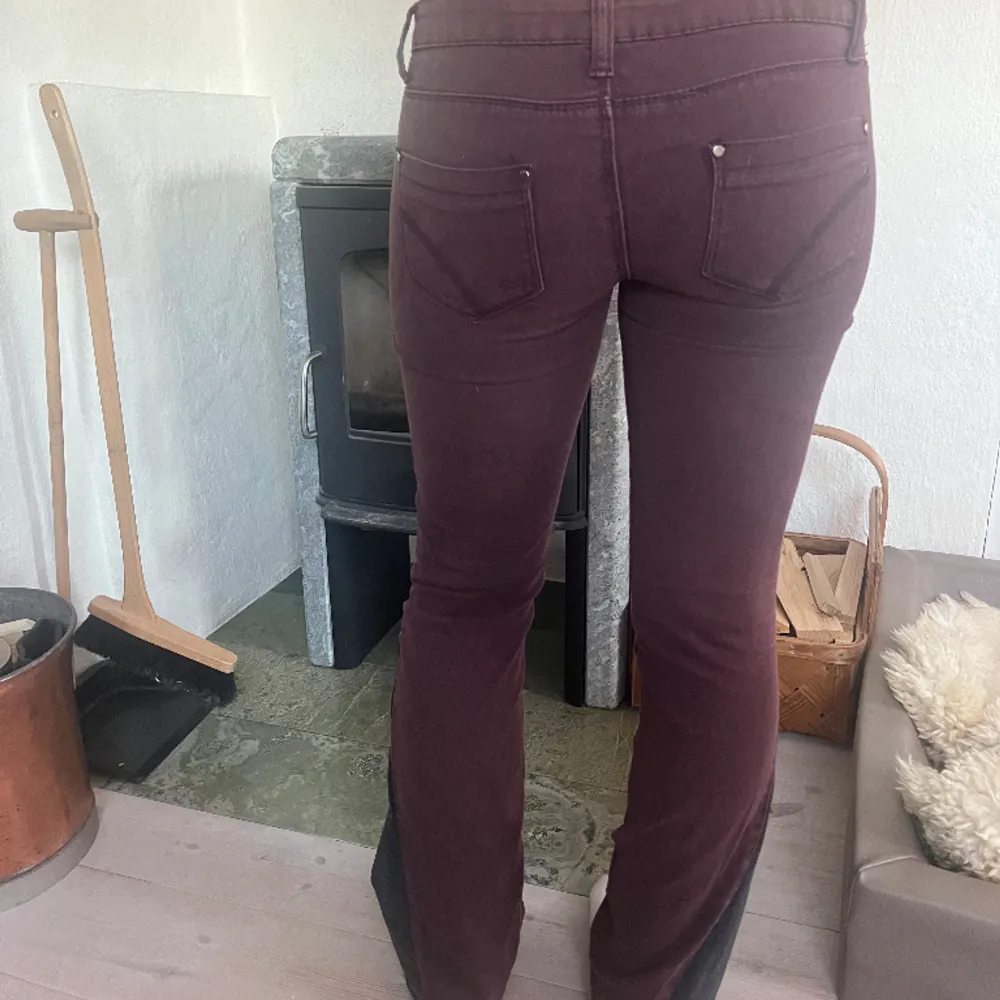Super snygga Lågmidjade jeans i vinrött Innerbenslängden är ca 76-76,5 (jag är 165)😘 storlek 36. Jeans & Byxor.