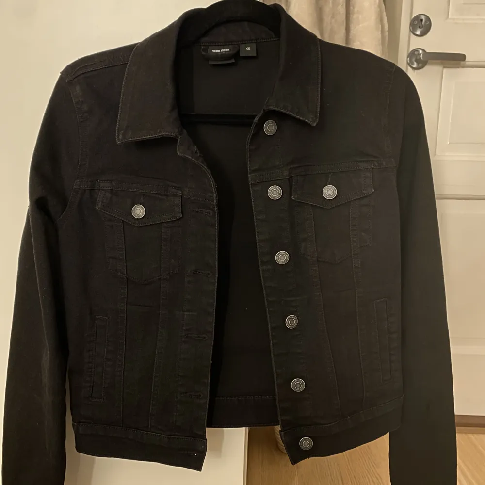 Jeans jacka i svart, i helt ny skick och inte använd mycket alls. Jackor.