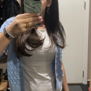 Stickad kofta med knappar - SJUKT snygg ljusblå kofta trekvartslånga ärmar som säljs pga jag inte andvänder den mycket!❤️