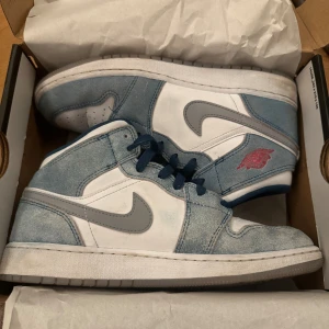 Jordan 1 - Jättefina Jordan 1 mid som tyvärr inte kommer till ansvällning längre, har använt det runt 10 gånger så därför säljer jag dom endast för 950 kr (nypris 2 999)