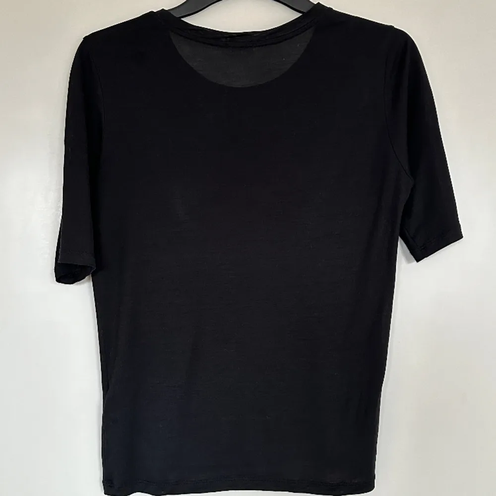 Snygg t-shirt från Filippa k i storlek xs, 100% lyocell. Hittar inget att anmärka på. . T-shirts.
