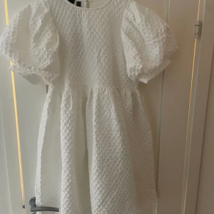 Vit studentklänning PIECES - Säljer denna superfina vita klänning från PIECES, perfekt inför studenten. Den är helt oanvänd med prislappen på. Säljer den då jag köpte en ny till mig själv. Fler bilder på klänningen kan skickas ❤️