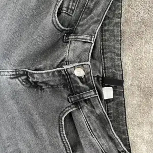 Svarta jättesnygga lågmidjade jeans i strl 34! Dock inte superfint skick, men det är inget man tänker på när man har dem på sig💕💕