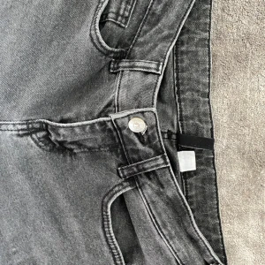 Lågmidjade flared jeans strl 34 - Svarta jättesnygga lågmidjade jeans i strl 34! Dock inte superfint skick, men det är inget man tänker på när man har dem på sig💕💕