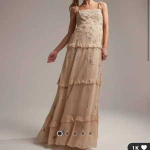 Champagnefärgad maxi klänning✨ - Helt oanvänd klänning med lappen kvar. ✨Hann inte returnera och säljer därför vidare. Den är normal i storleken. (Bilderna är från ASOS hemsida) Modellen bär storleken 36. 🩷🩷🩷nypris är 1779 kr