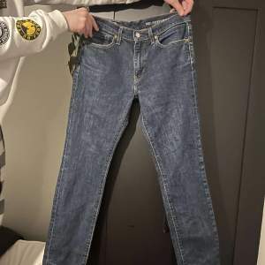 Säljer mina Levis jeans, första bilden ser ut som en annan färg pga blixt på de andra två bilderna. Hör av er vid intresse STORLEK: W32 L32