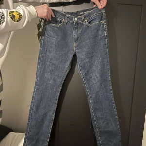 Levis loose jeans 511or - Säljer mina Levis jeans, första bilden ser ut som en annan färg pga blixt på de andra två bilderna. Hör av er vid intresse STORLEK: W32 L32