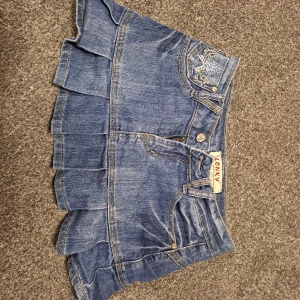 Snygg minikjol med coola fickor - Jättesnygg minikjol som passar både xs/s! Den har fina fickor och nästan inte använd!