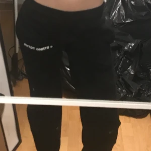 Mjukisbyxor  - Bara testade säljer för fel storlek❤️ De är low och straight i modellen.  Tror nypris är 200kr