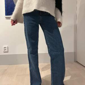 Ett par snygga mid waist jeans från VERA  Strait leg och en bra passform Passar perfekt till en oversized tröja  ❤️🥰😘storlek 34 Pris kan alltid diskuteras 