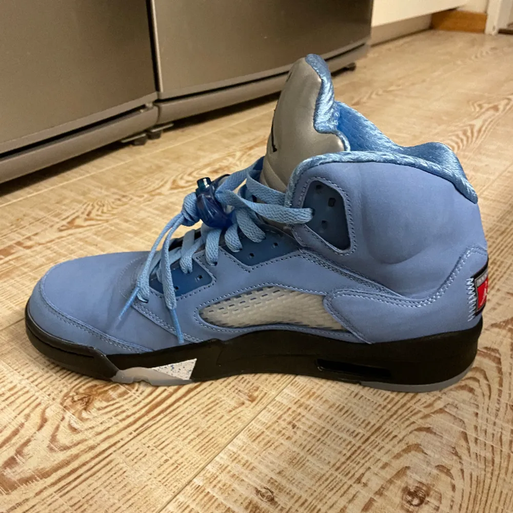 Jordan 5  UNC University Blue, Använda fåtal gånger, pris kan diskuteras, Låda finns. Skor.