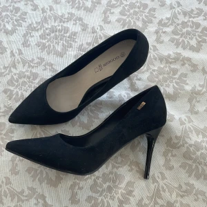 Svarta klackar - Säljer då de är för stora, alltså väldigt bra skick. Svarta med små gulddetaljer 39 men skulle säga ganska stora i storleken